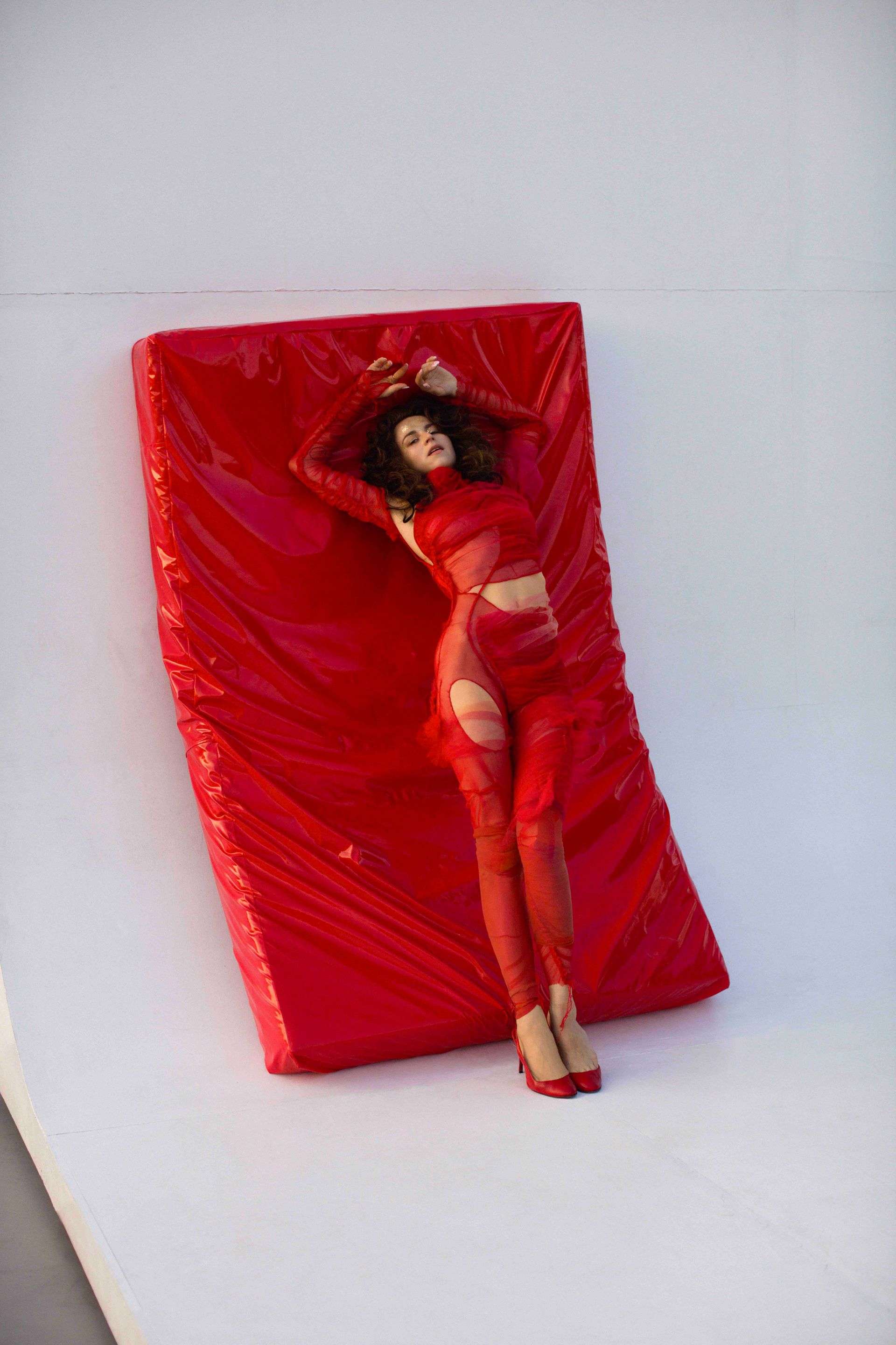 Przywodzi na myśl The xx, Moderat, momentami Fever Ray. LASS debiutuje z albumem „LOVEHOLIC*”