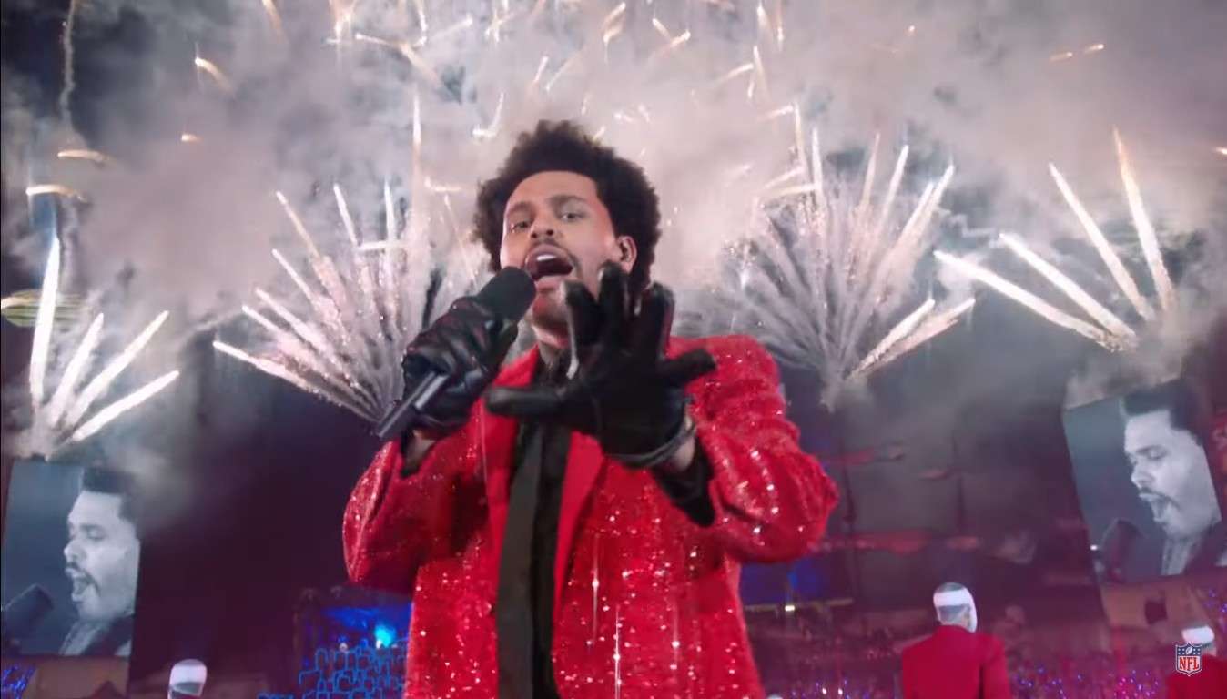 The Weeknd i armia tancerzy z zabandażowanymi twarzami na SuperBowl 2021