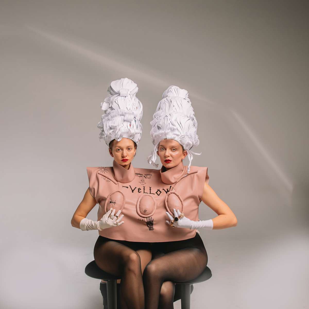 Świętość i światło, mrok i pierwotność. Oto Holy.Spells – siostry tworzące ubrania ze śmieci