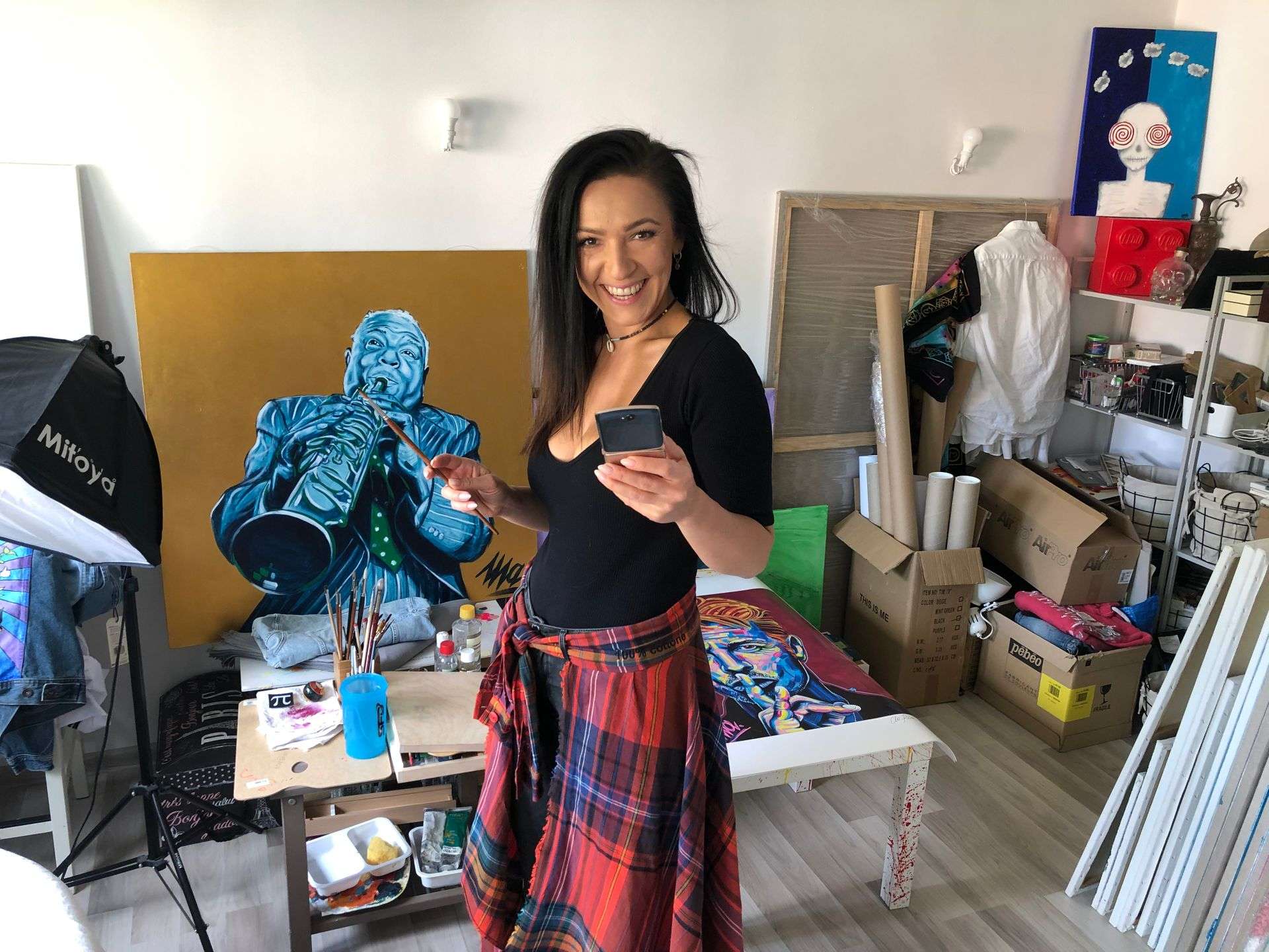 „Dziesiątka to indywidualizm i kreatywność”. Rozmawiamy z malarką Ulą Clarise