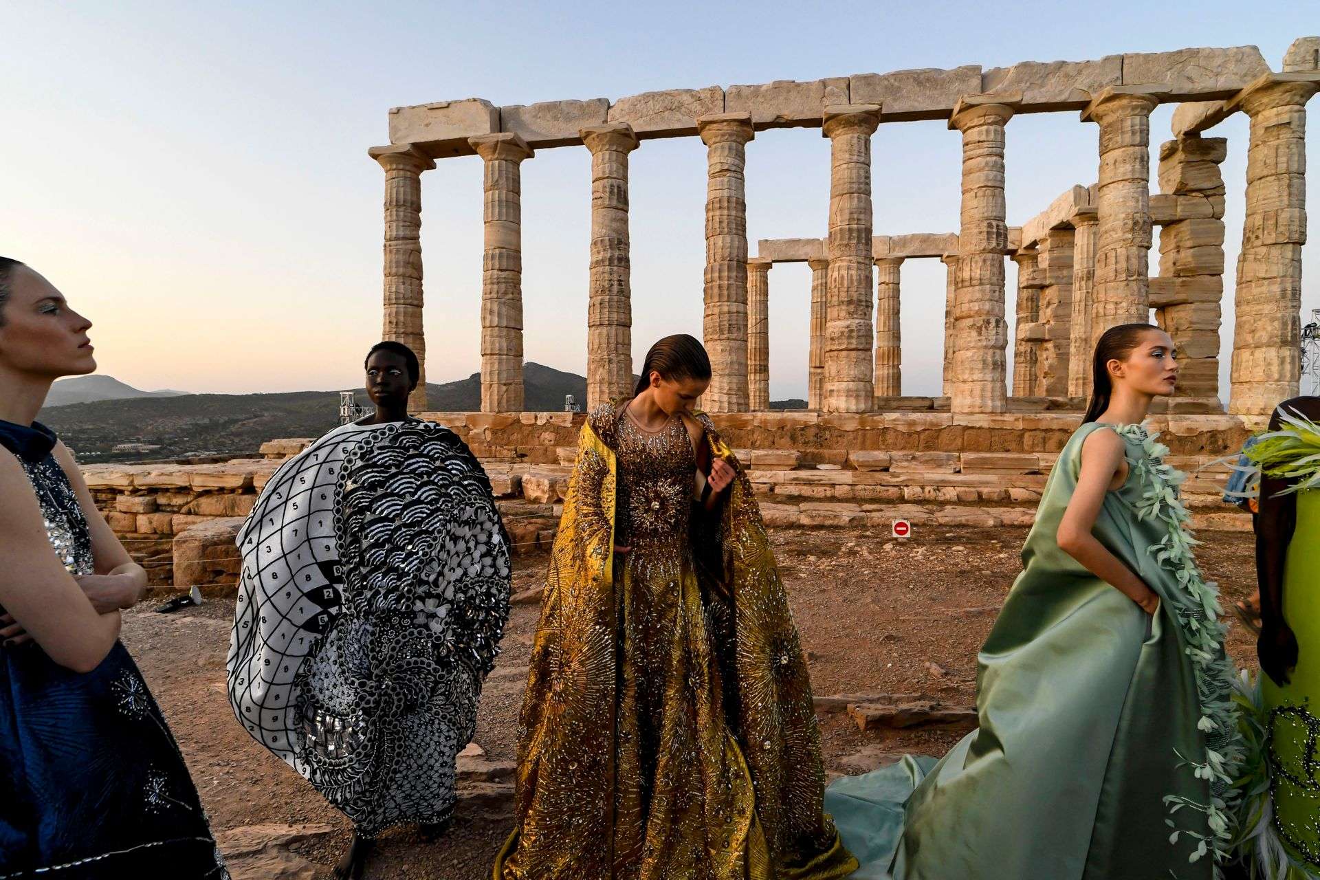 Inżynieria wyobraźni Mary Katrantzou. Porozmawialiśmy ze słynną projektantką