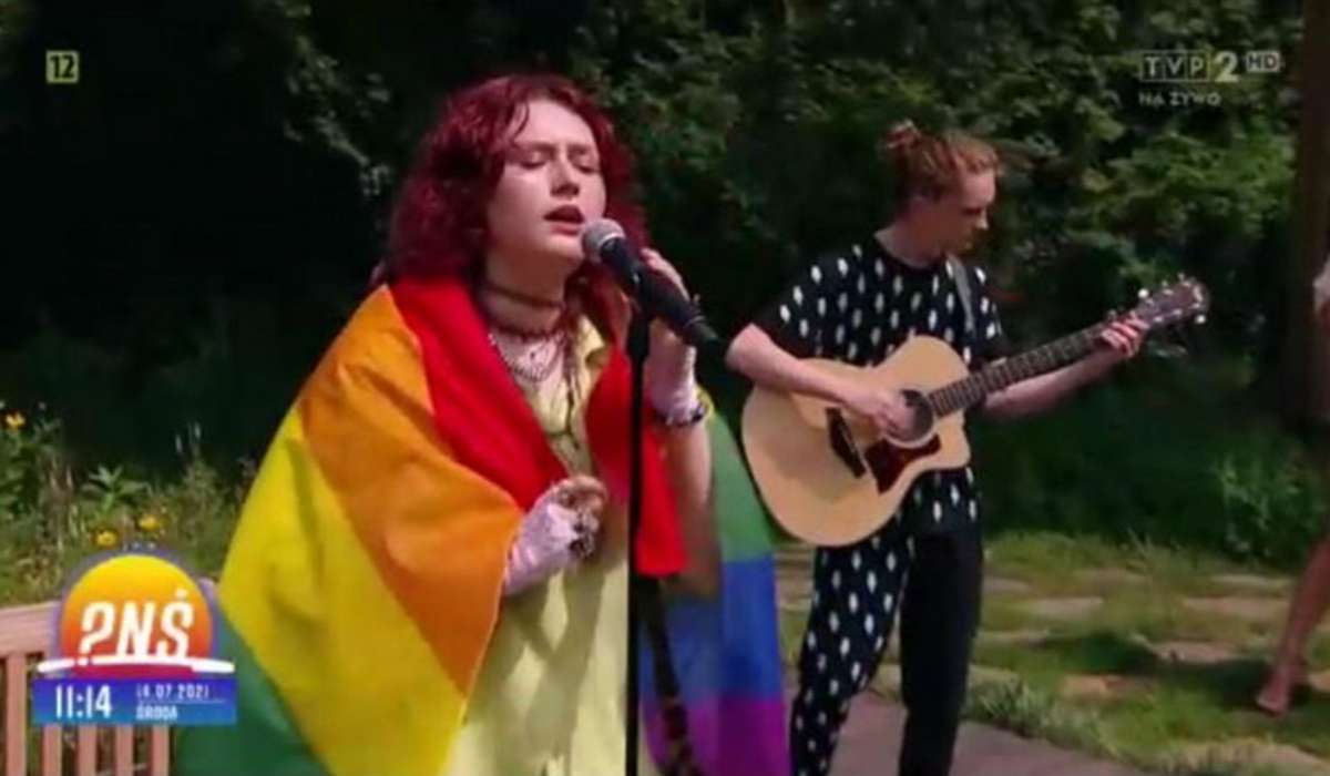 Słowacka piosenkarka rozwinęła flagę LGBT+ podczas występu w TVP