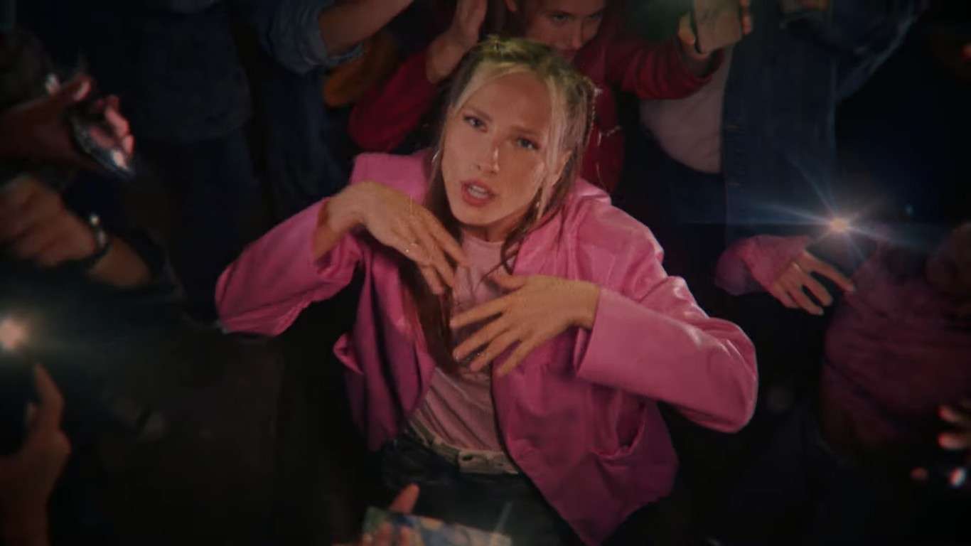 Klaudia Szafrańska w imprezowym klipie do singla z Janem-rapowanie