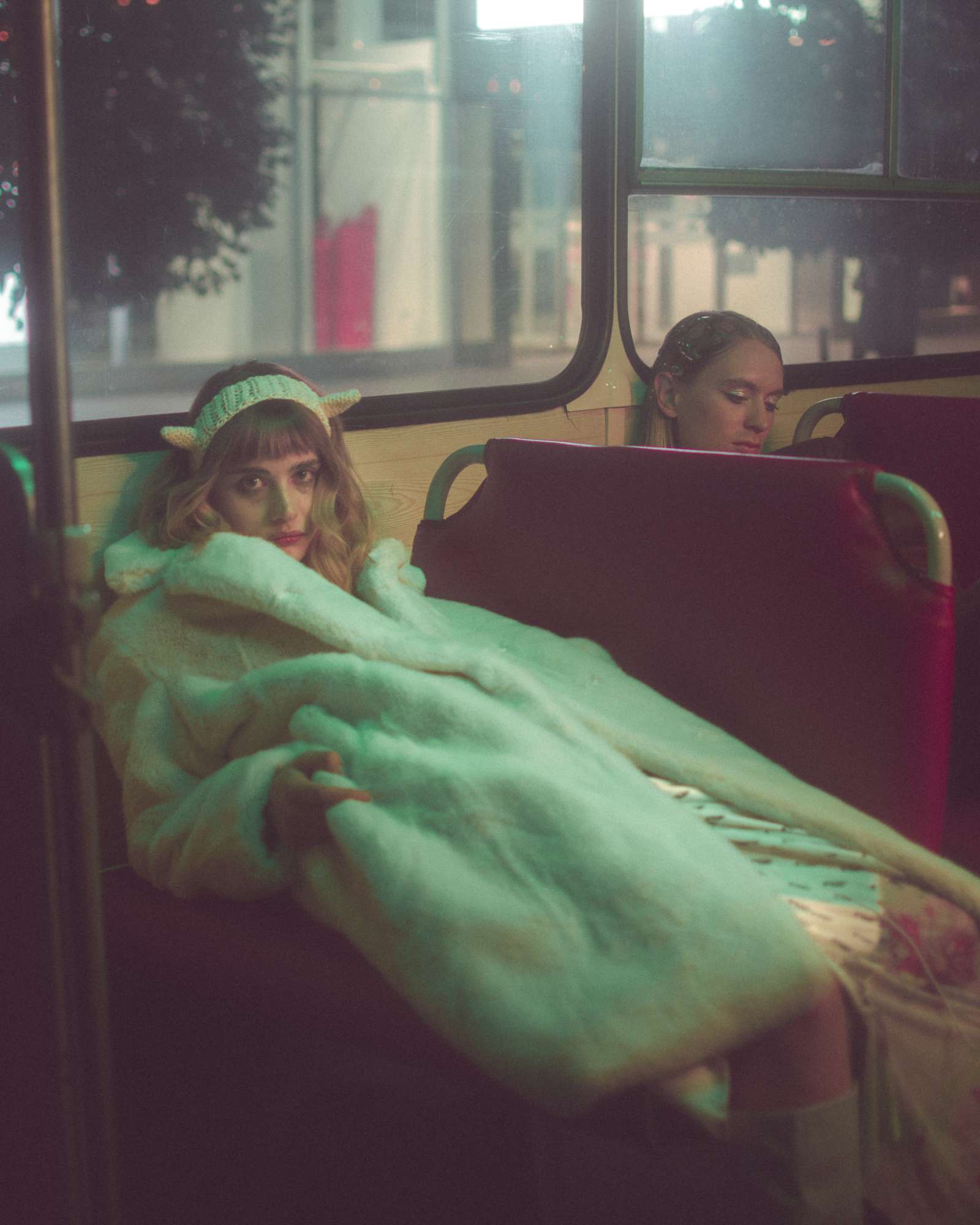 Surrealistyczna impreza w klubie i nocnym autobusie w nowym klipie Coals