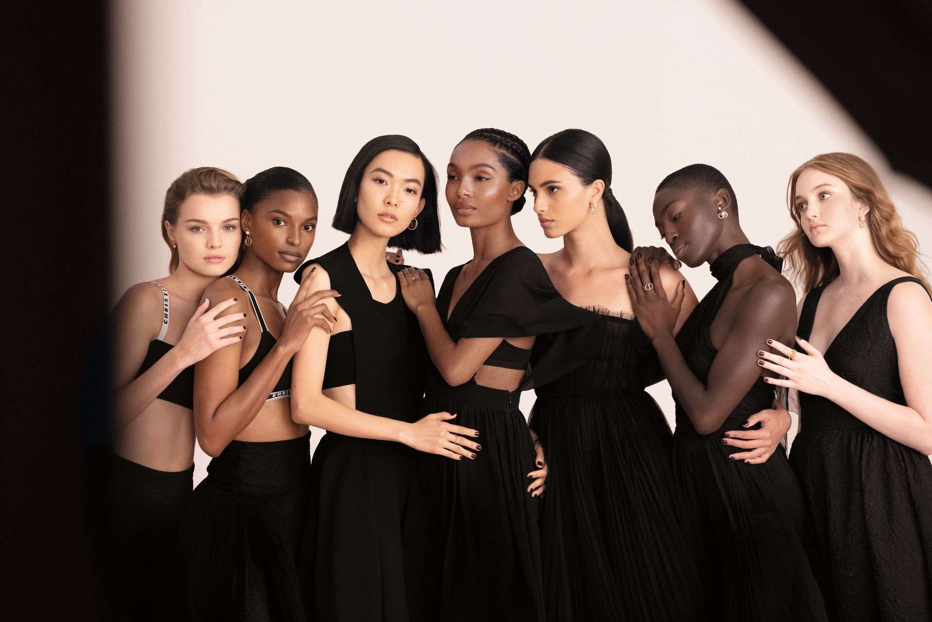 Od 15 lat jedna z najdoskonalszych kosmetycznych formuł. Dior Forever najnowszej generacji już jest