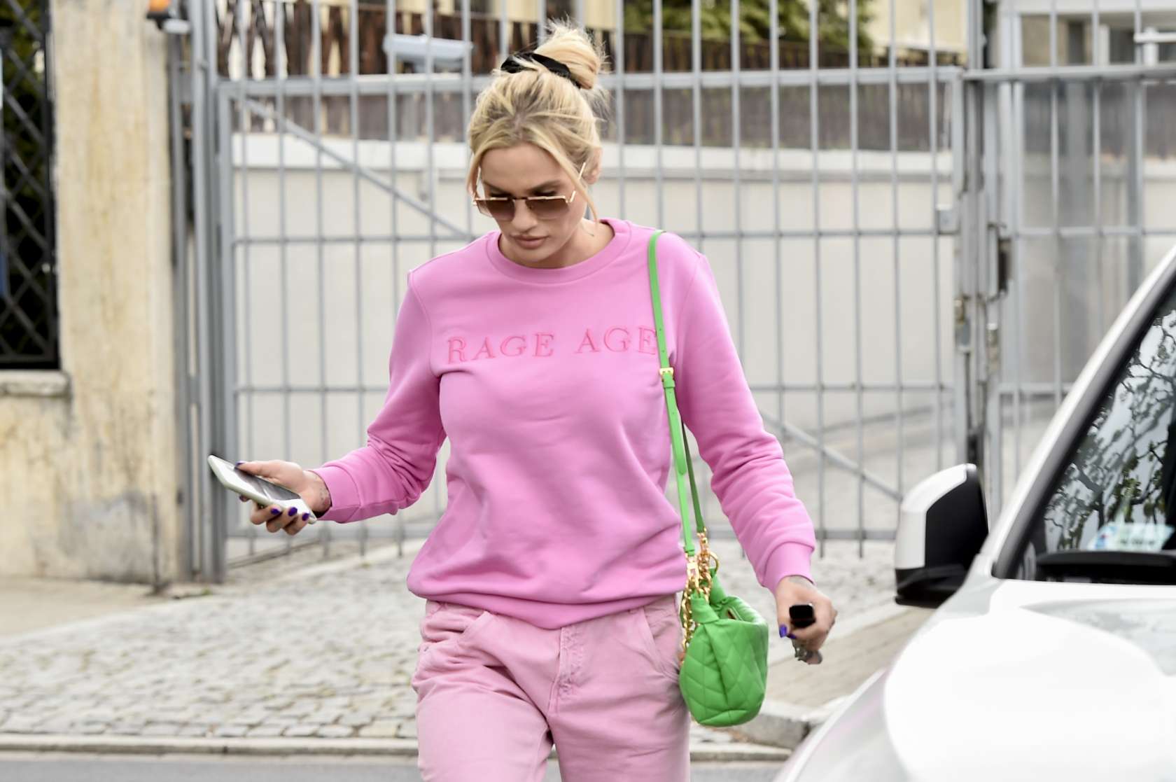 Karolina Gilon spaceruje ulicami Warszawy w total looku marki Rage Age