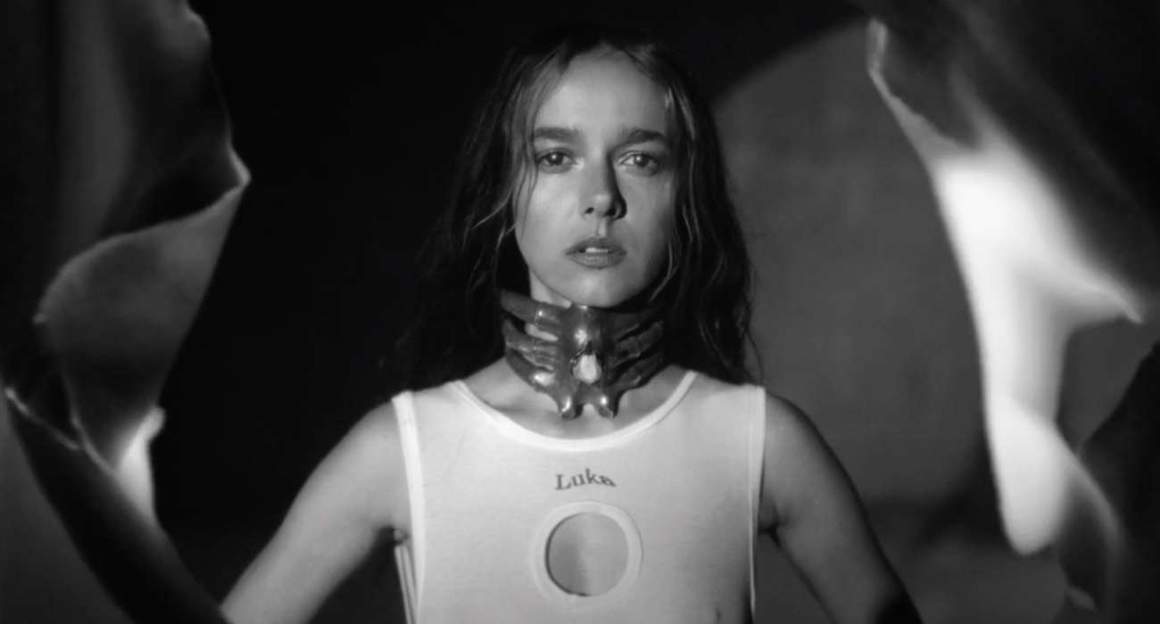 „Kręcisz mnie jak jointa". Brodka powraca i znów śpiewa po polsku