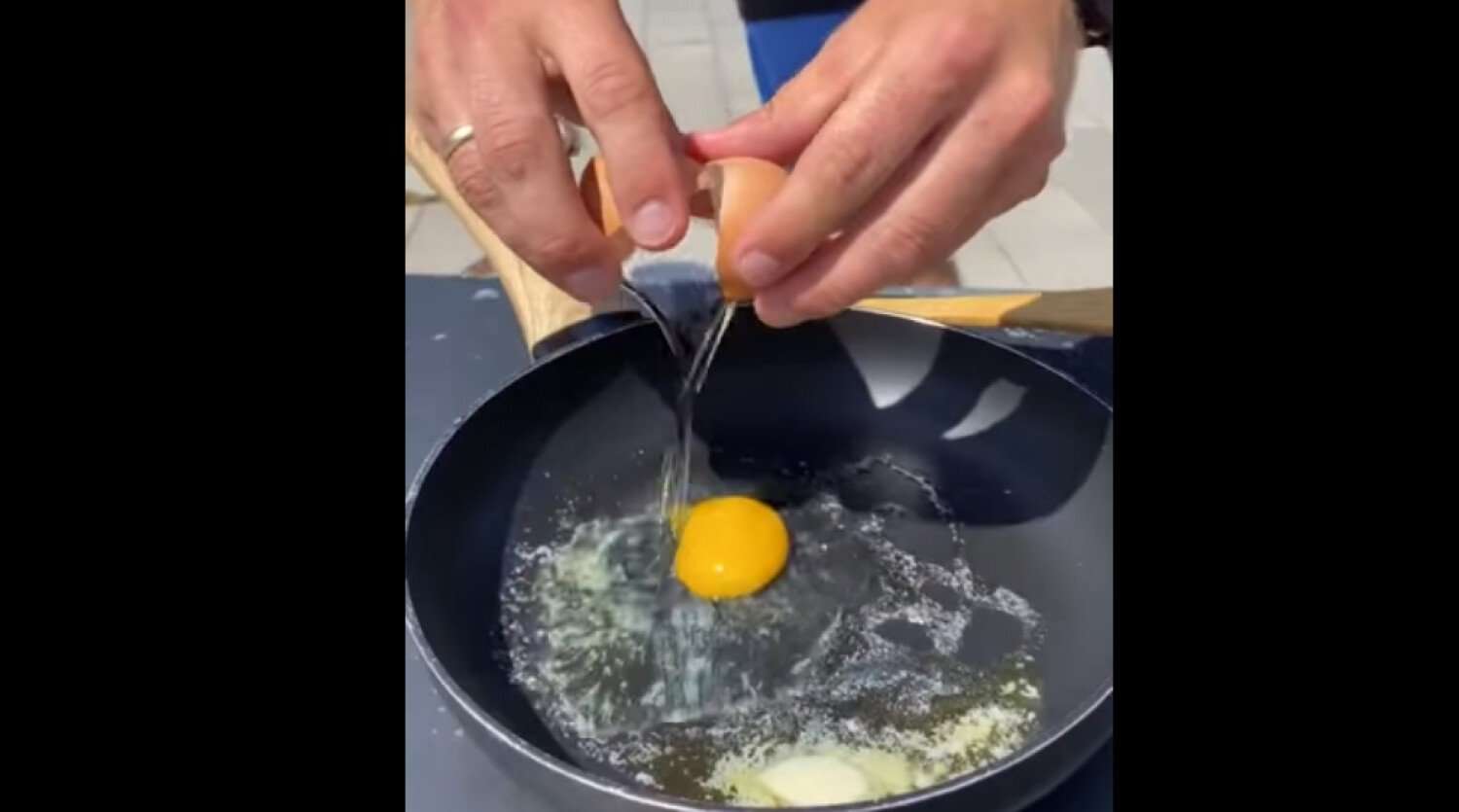 Radny z Gniezna usmażył jajecznicę na placu w centrum miasta