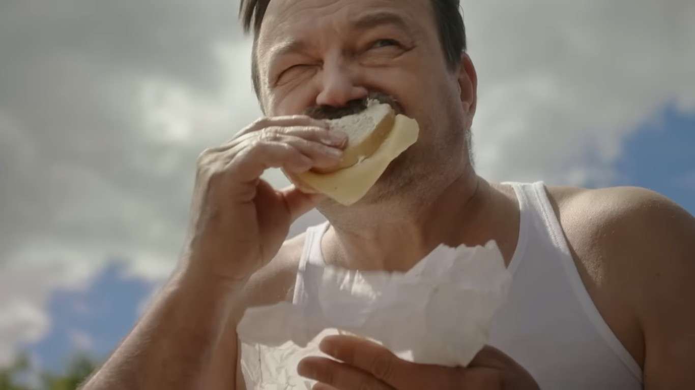 „Typowy Janusz" na wakacjach. Pomysłowy spot podbija sieć i zwraca uwagę na ważny problem