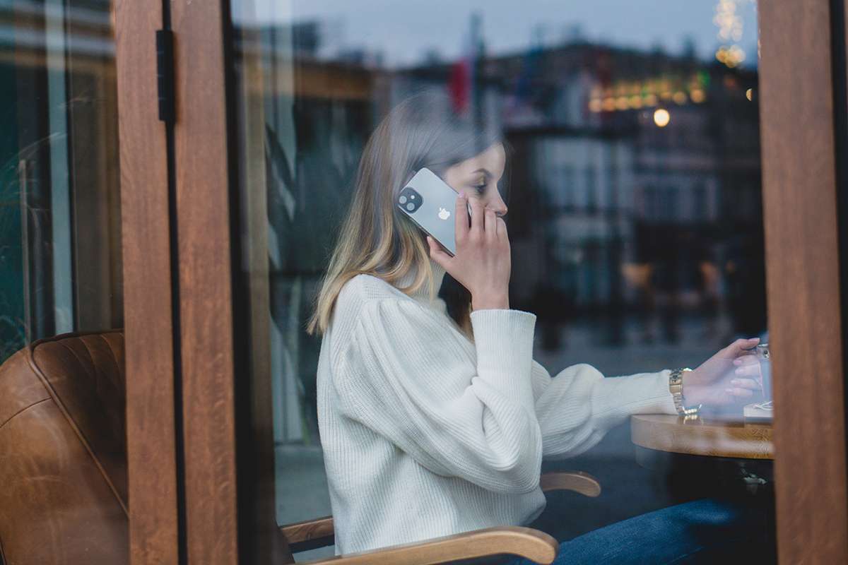 Chronić czy ubezpieczyć? Porównanie ubezpieczenia telefonu ze skutecznością akcesoriów ochronnych