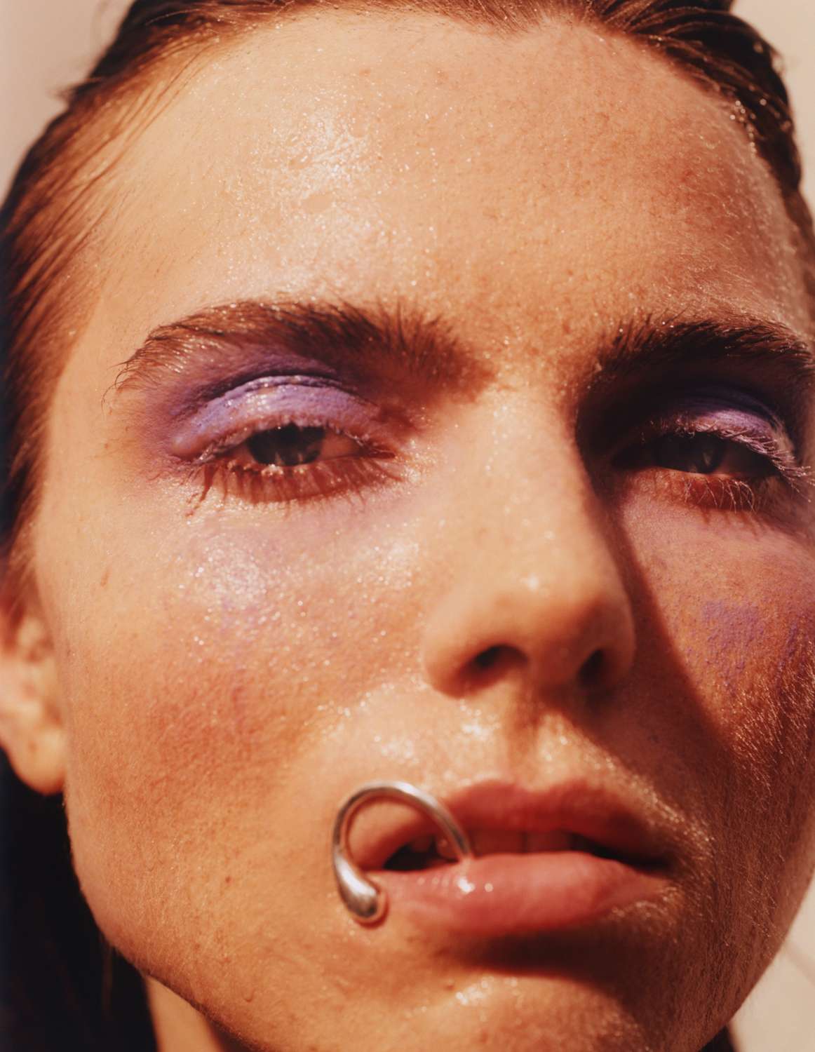 O czułości i bliskości, również do samego siebie, w sesji Bartka Wieczorka „La Piscine”