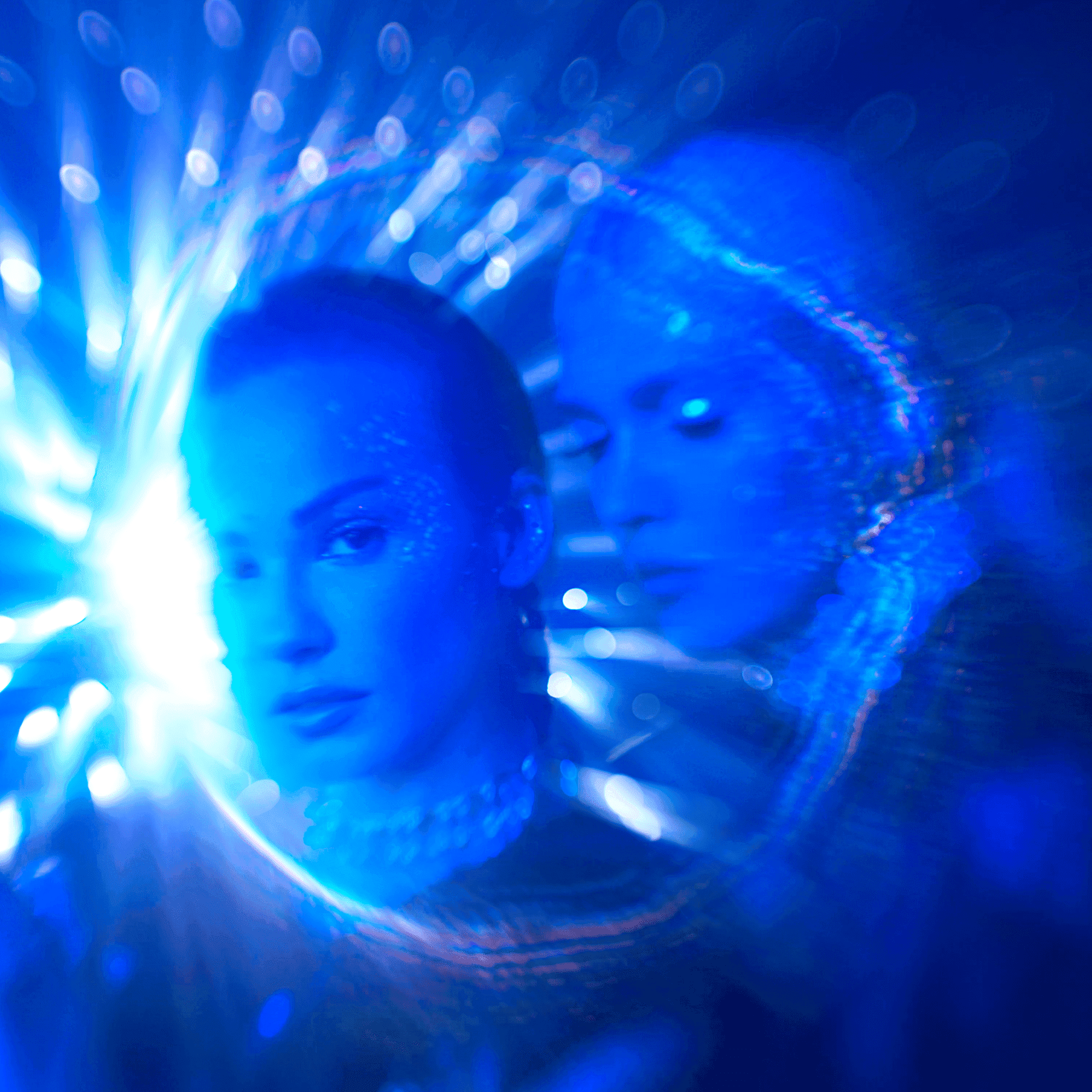 Brokatowa nostalgia. Natalia Szroeder i Daria Zawiałow prezentują euforyczny klip do wspólnego kawałka