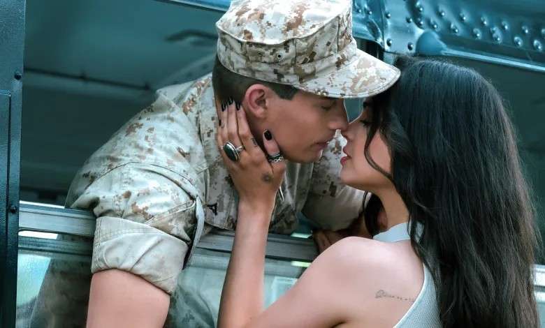 Ten hit Netflixa skradł serca widzów i rozczarował krytyków. O czym opowiada film „Purpurowe serca”?