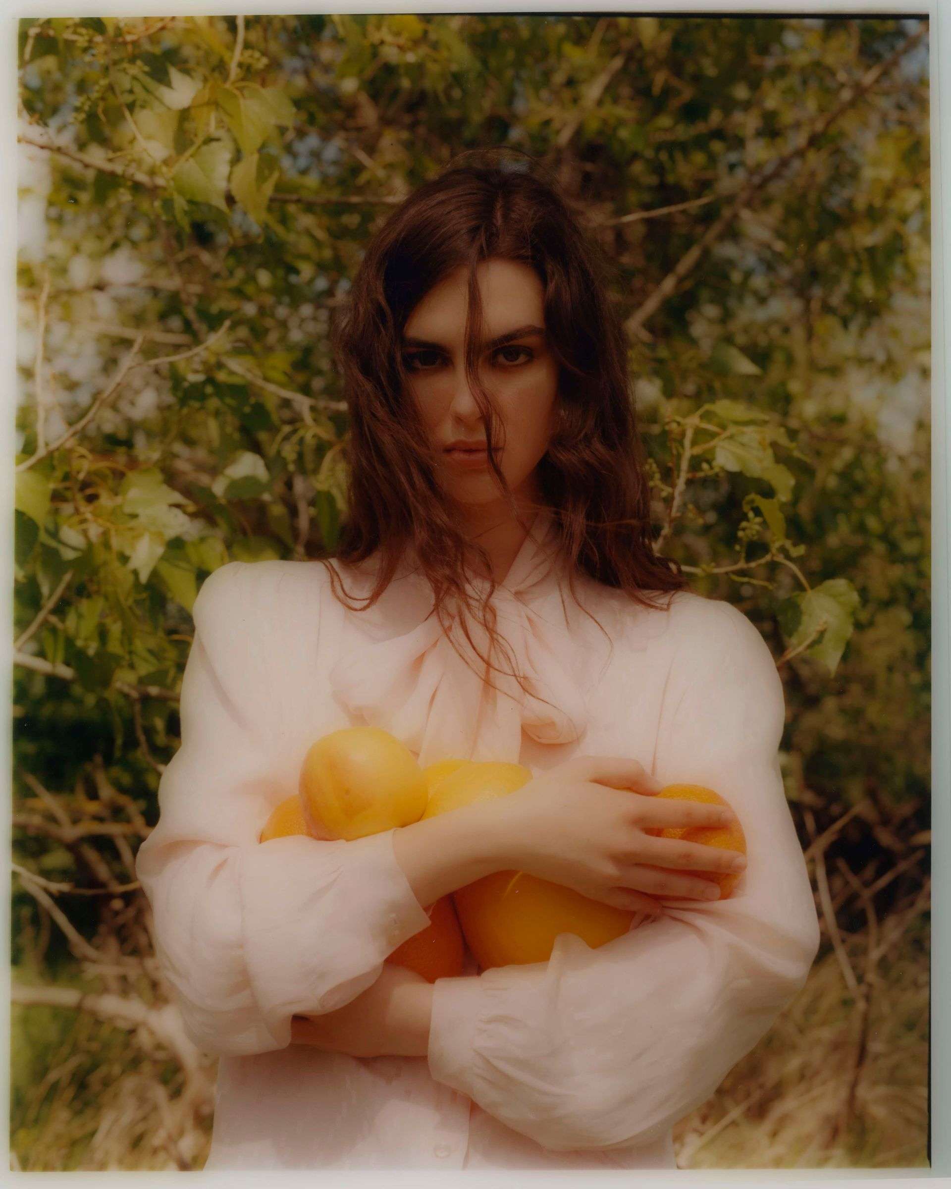 Summer of Soul. Ostatnie podrygi lata w czarującej sesji Caroline Grzelak