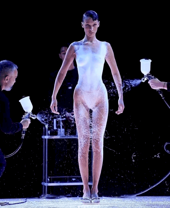 O tym pokazie mówią wszyscy. Na ciele Belli Hadid nasprayowano zjawiskową białą sukienkę