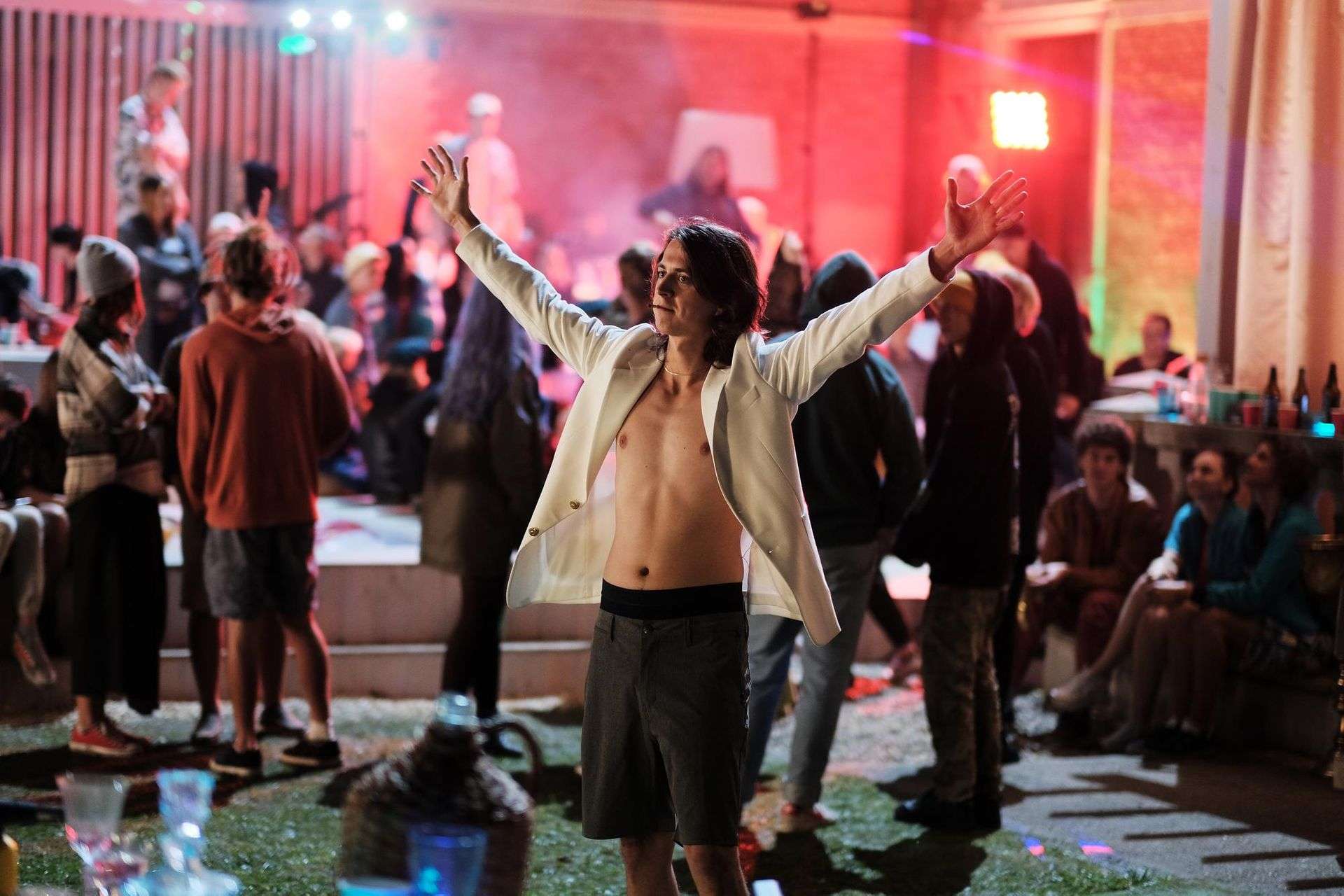 Melanż, zombie i kryzys klimatyczny. „Apokawixa” to jeden z najlepszych polskich filmów roku [recenzja]