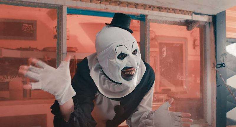 „Terrifier 2” – film, na którym ludzie mdleją w kinach. Czy podobnie działa jego poprzednik? [recenzja]