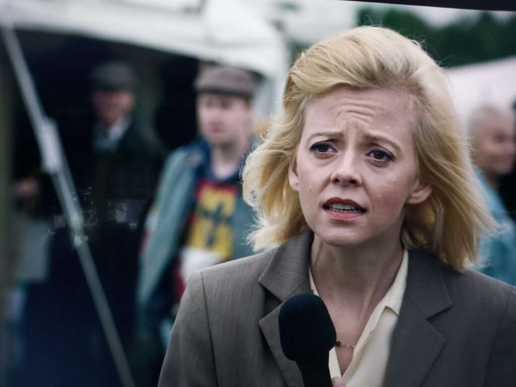 Polska dziennikarka w 5. sezonie „The Crown" – dramat, niestety na faktach. To nie jedyny polski akcent w serialu.