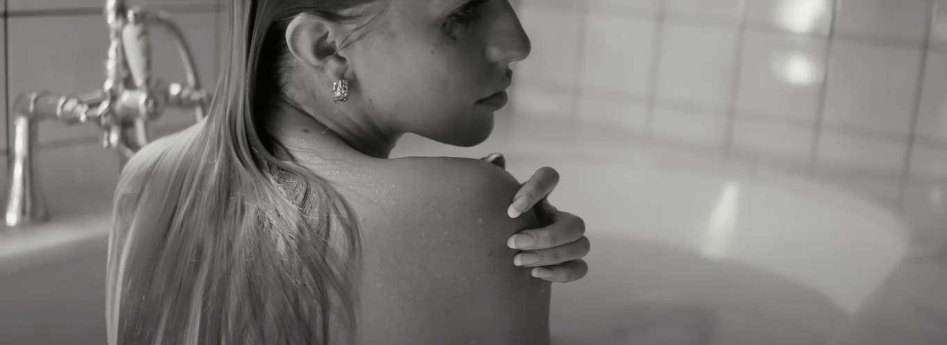 Jessica Mercedes w poruszającym klipie Tomasza Makowieckiego i Nosowskiej