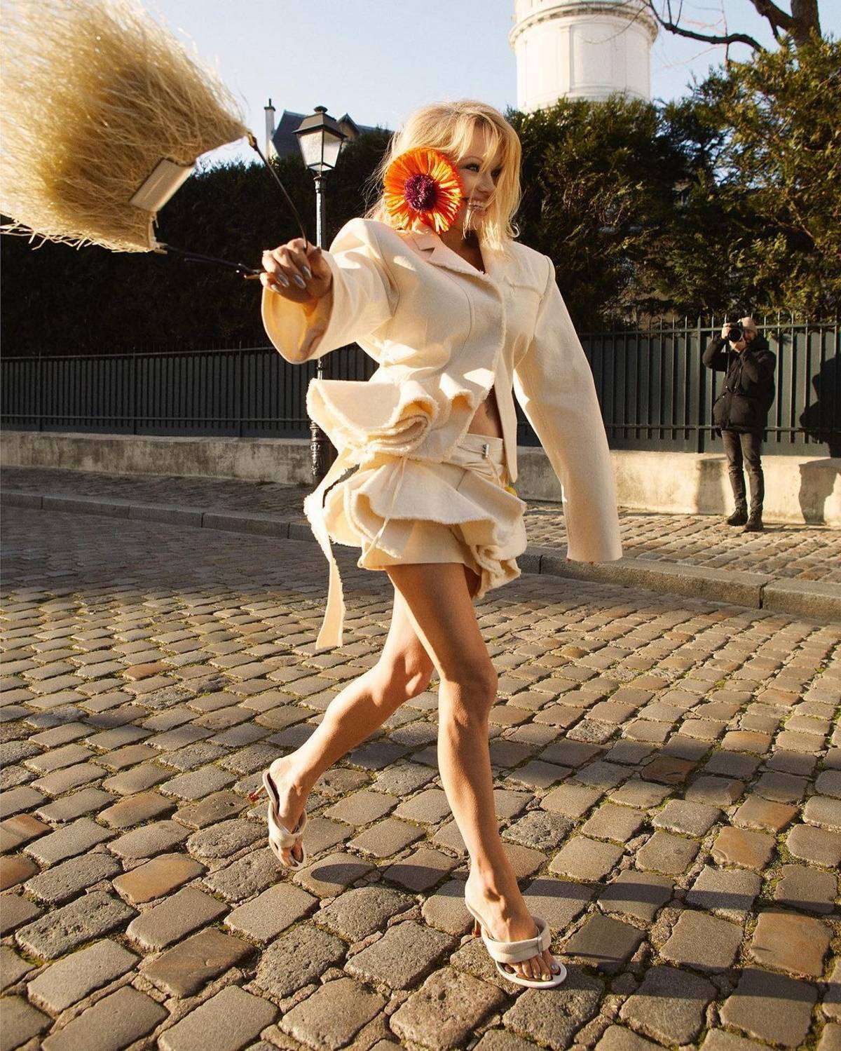 Pamela Anderson gwiazdą Jacquemusa. Aktorka została twarzą kampanii złotego dziecka mody