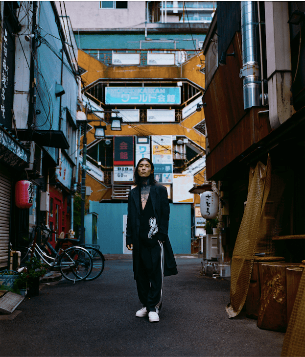 Y-3 na wiosnę i lato 2023 celebruje korzenie i początki legendarnej współpracy. Takich buntowniczych wizji potrzebujemy w tym roku!