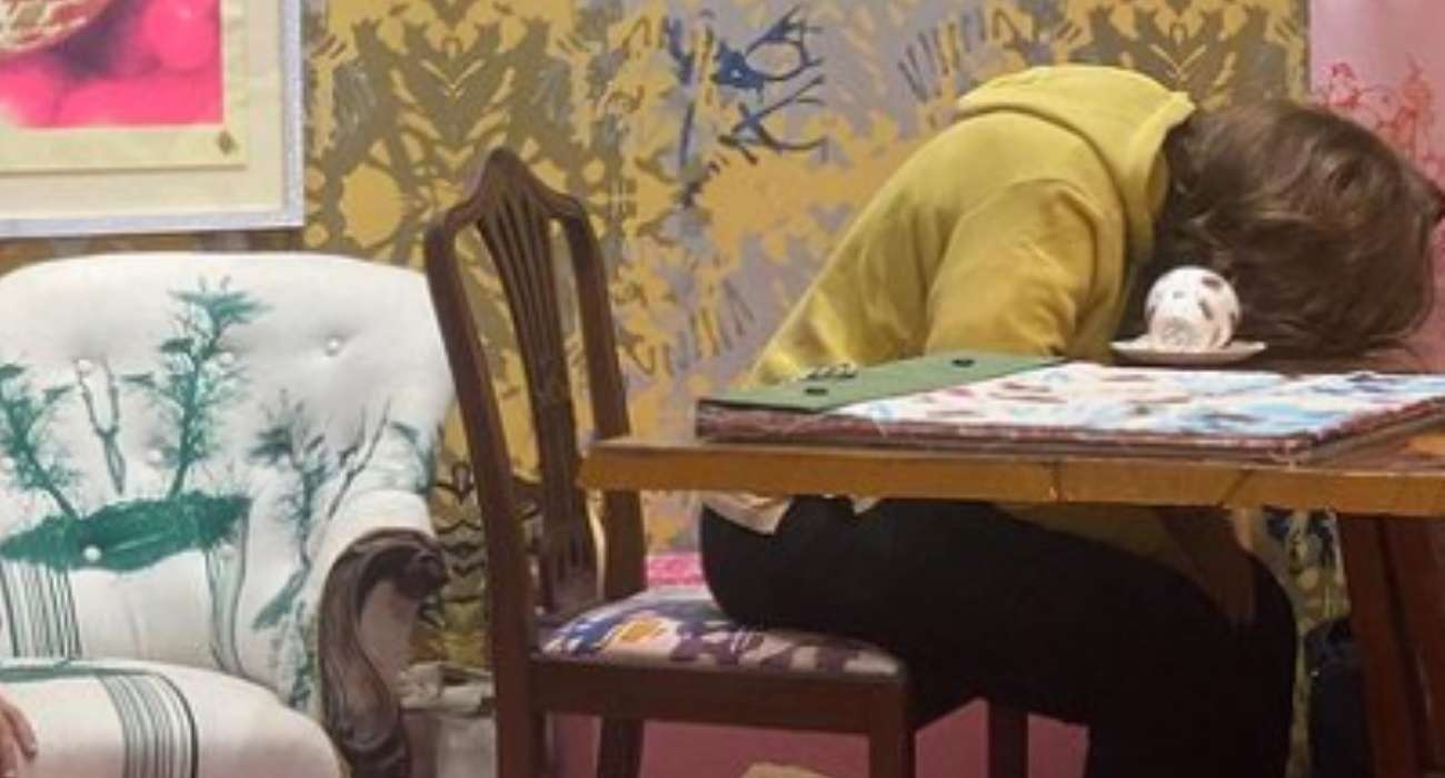 Policja wtargnęła do galerii sztuki, aby uratować kobietę. „Ofiara” okazała się rzeźbą