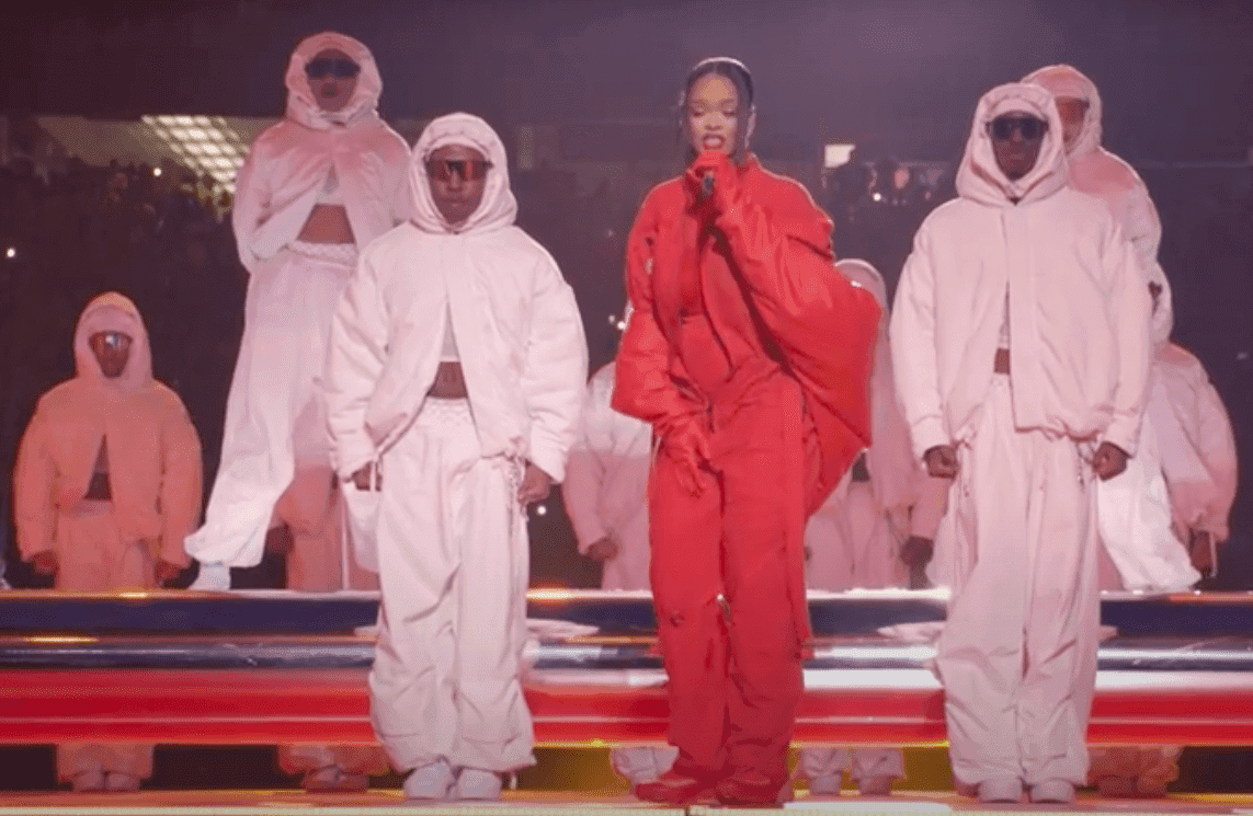 Dlaczego przed koncertem Rihanny jest mecz? [FELIETON]