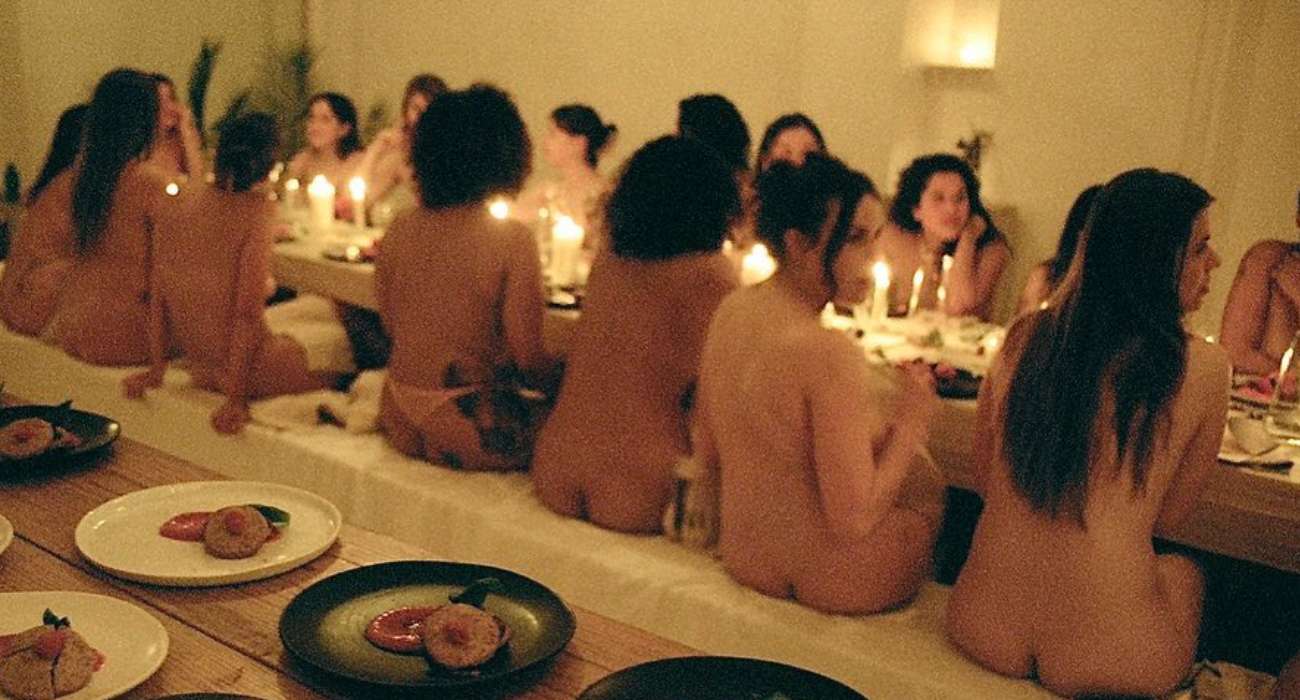 Trend alert: Naga kolacja z nieznajomymi. „Celebracja własnego ja”