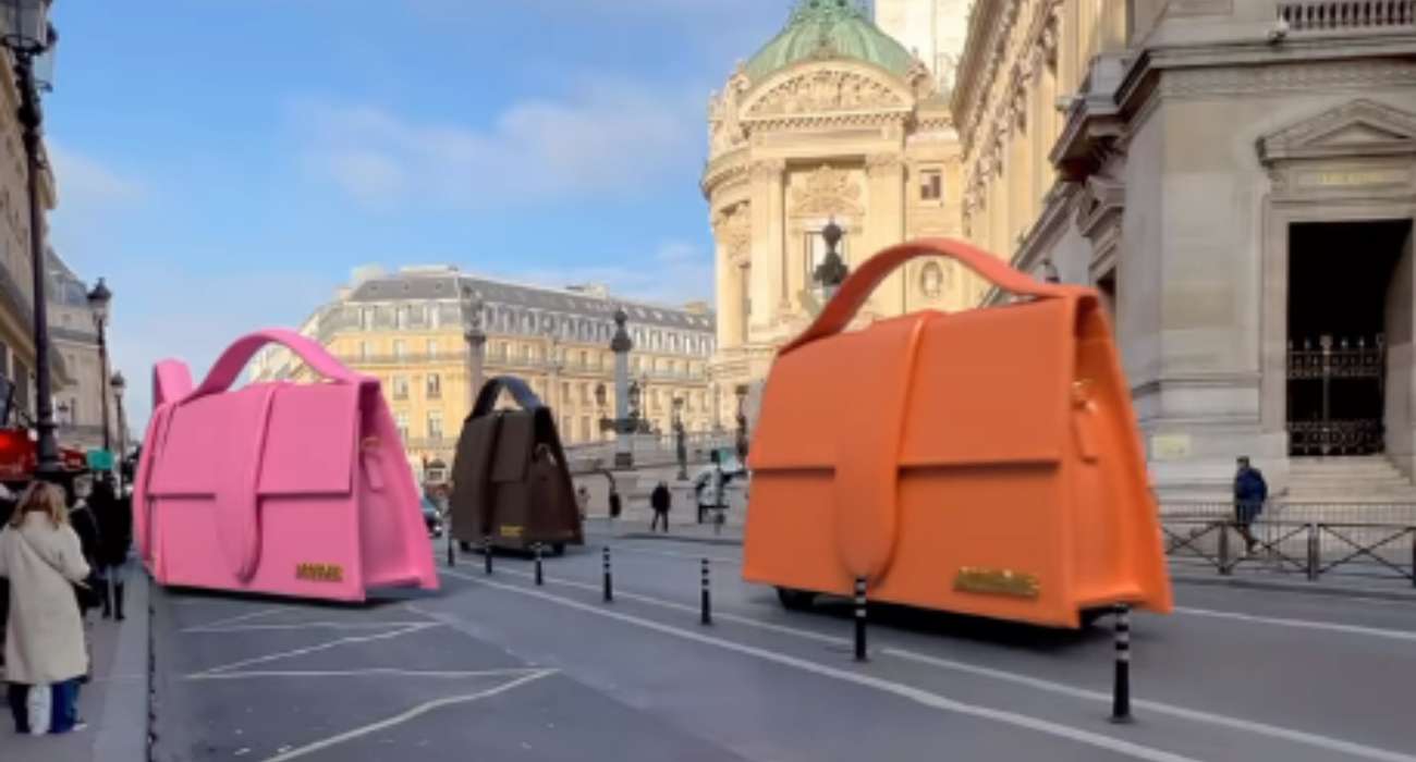 Gigantyczne torebki Jacquemus przejęły ulice Paryża. Viralowe wideo podbija sieć!