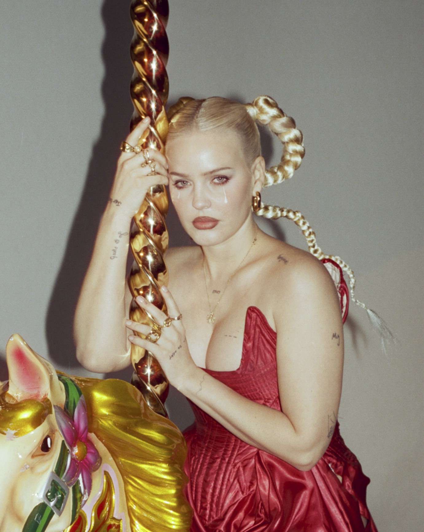 Anne-Marie: „Kiedy jestem w związku, zachowuję się obsesyjnie” [WYWIAD]