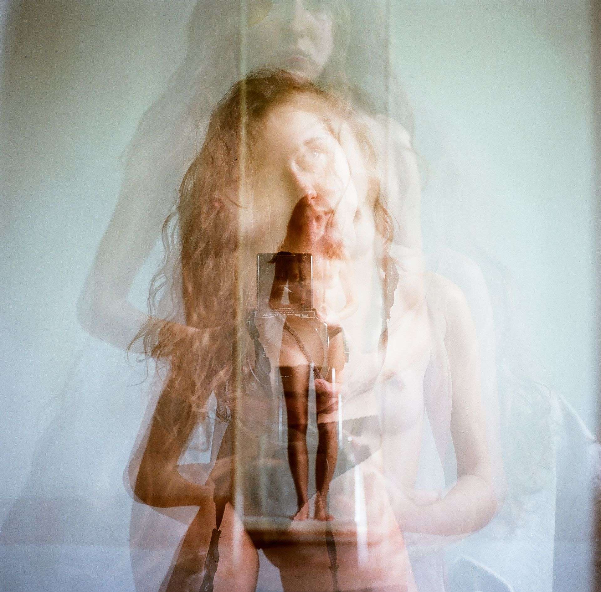 Wystawa „Acceptance” Marty Karkosy: granice wstydu i zderzenie feminizmu z popkulturą (w tym z social mediami)