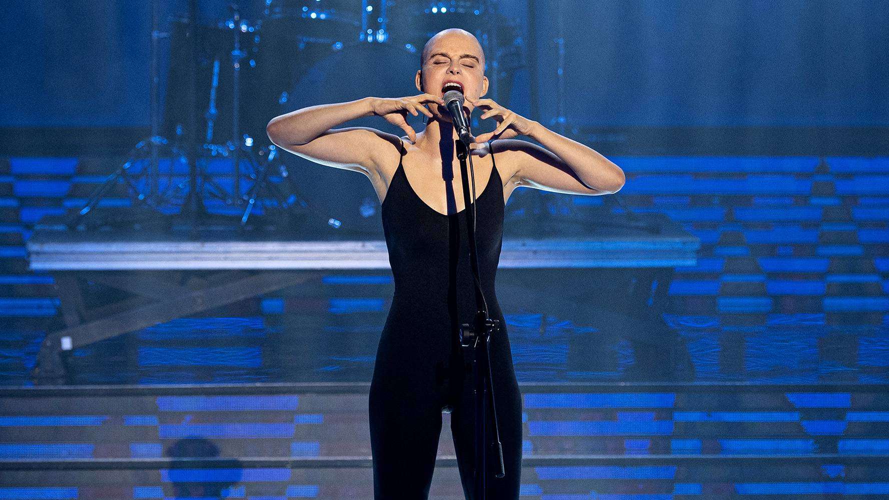 Genialny głos i poruszający występ w programie „Twoja Twarz Brzmi Znajomo” [WIDEO]