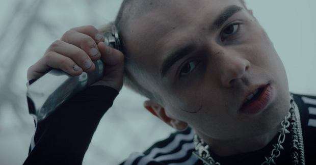 Mata goli głowę w politycznym songu. Rapuje o Kaczyńskim i Pandora Gate [WIDEO]