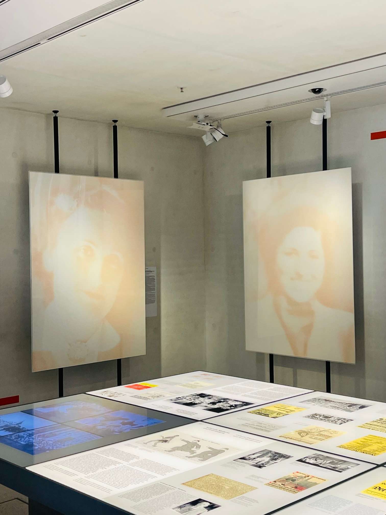 Portrety „znikających” Żydówek na wystawie w byłej siedzibie NSDAP