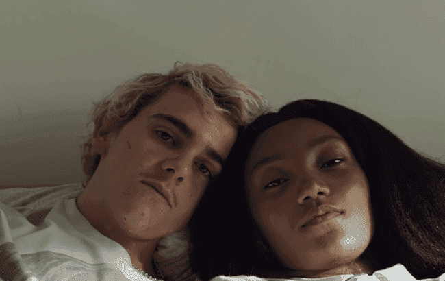 Czujesz FOMO czy JOMO? Młodzi odrzucają presję i potrzebę bycia na bieżąco