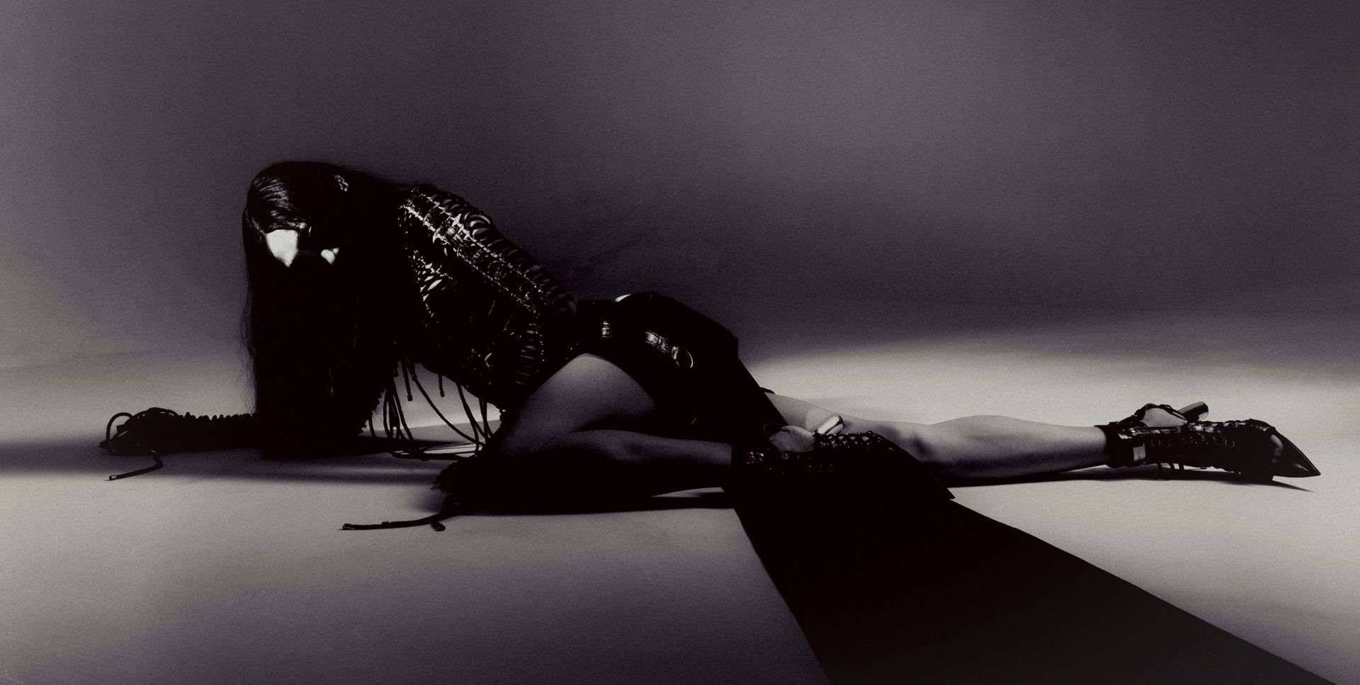 „Enter the Void”: mroczna, hipnotyzująca sesja młodego fotografa Miko Marczuka. Te zdjęcia wciągają