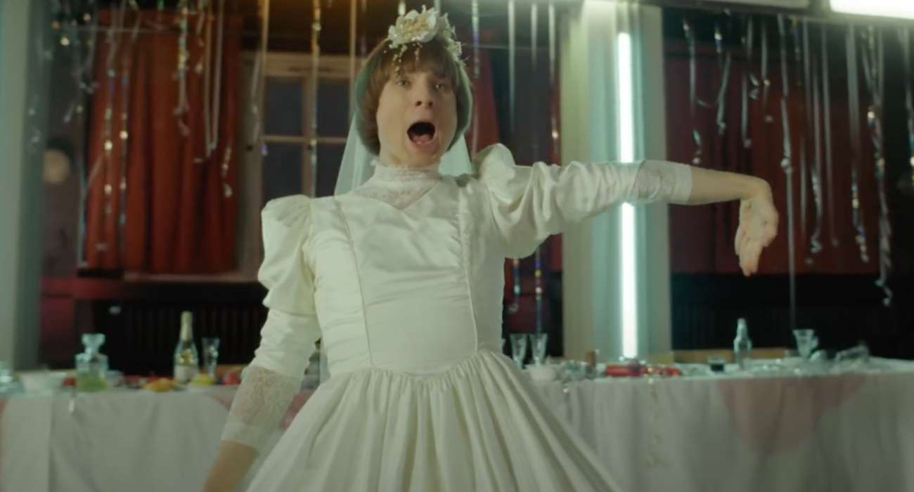 Wszystkie wcielenia Ralpha Kaminskiego w tanecznym klipie do „Ale mi smutno” [WIDEO]