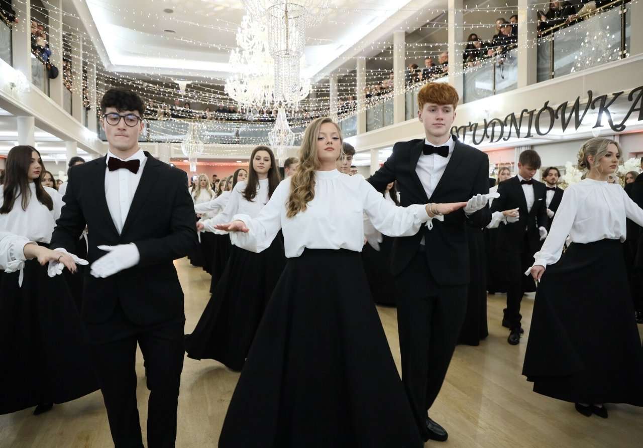 Najpięknieszy polonez 2024 – taniec uczniów z Piotrkowa Trybunalskiego stał się viralem