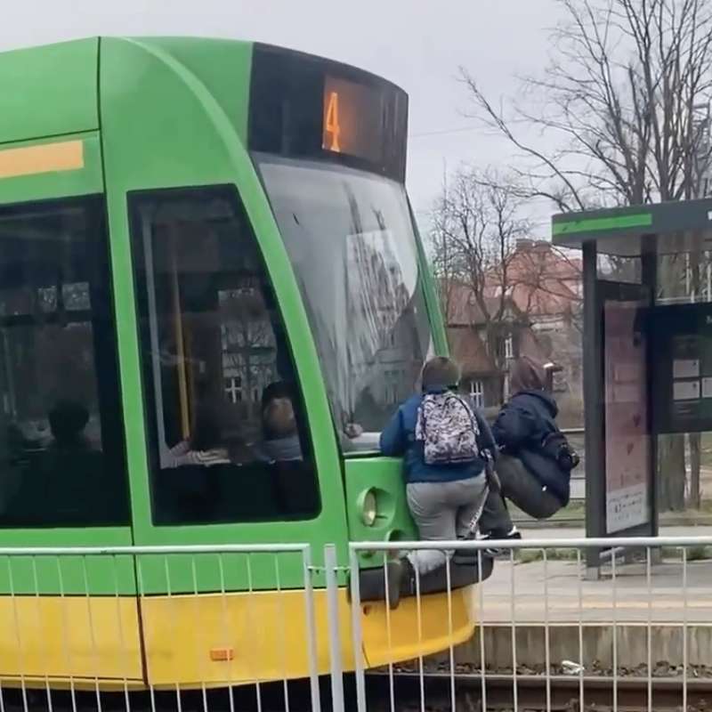 Nowy trend w Poznaniu – nastolatki jeżdżą na tylnych zderzakach tramwajów [WIDEO]