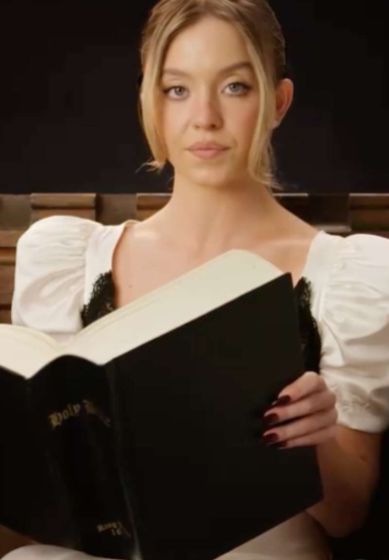 Sydney Sweeney seksownie czyta Biblię. Tak promuje horror o ciężarnej zakonnicy [WIDEO]