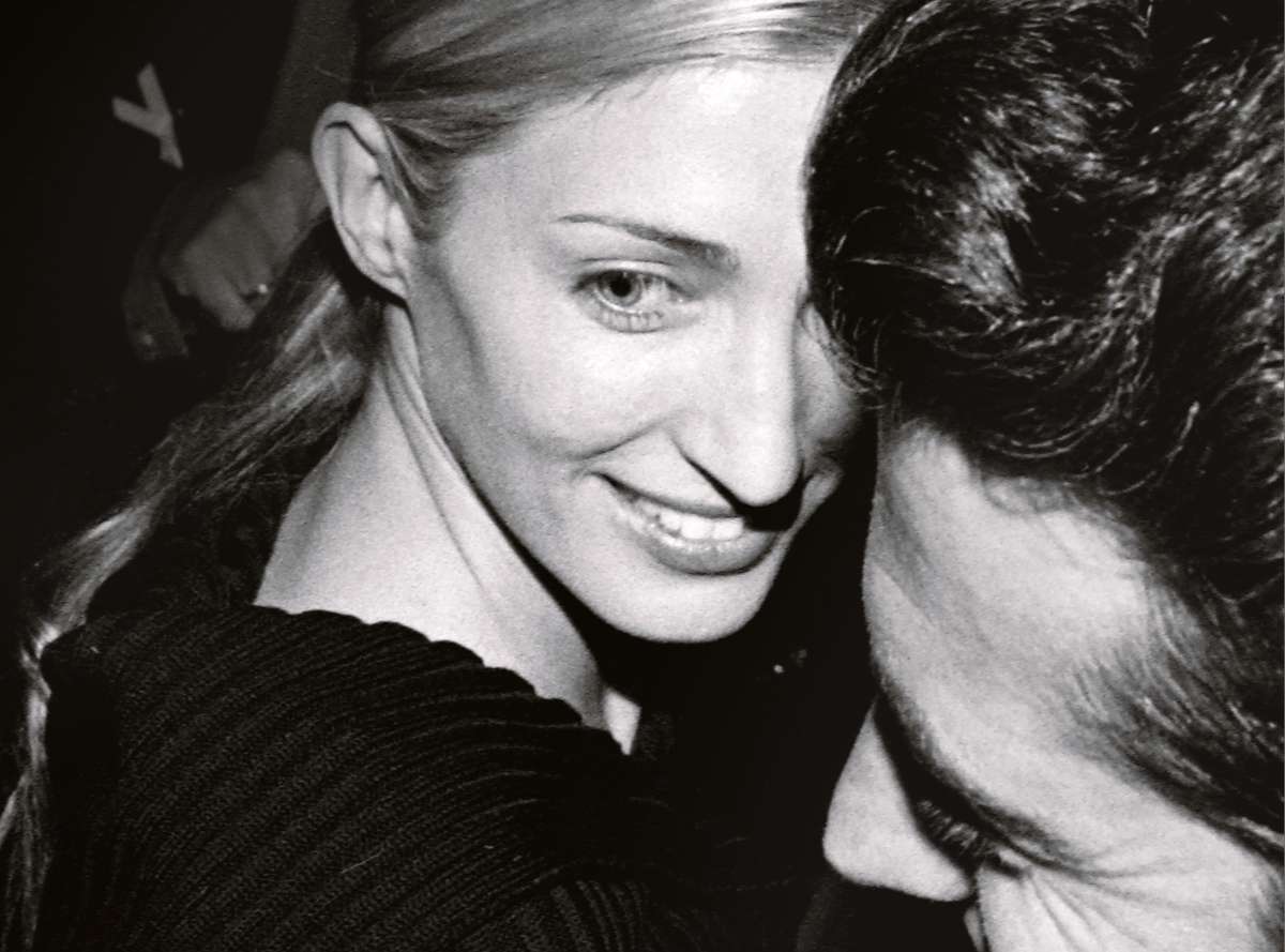 25 lat od tragicznej śmierci Carolyn Bessette Kennedy. Minimalistyczna ikona stylu i ponadczasowa inspiracja