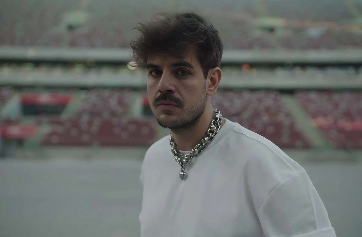 „Głównie to się snułem. Po szkołach. Po spelunach. Po pijalniach wódki” –  mówi Taco Hemingway w krótkim filmie o sobie