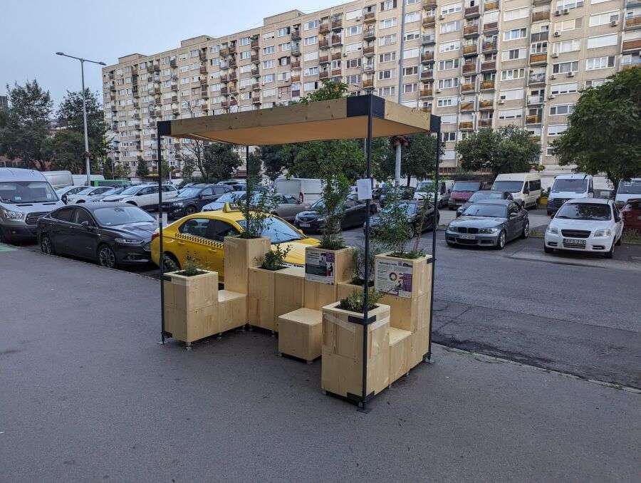 Drewniane wiaty w Krakowie – mieszkańcy szydzą. „Byleby nie sadzić drzew”