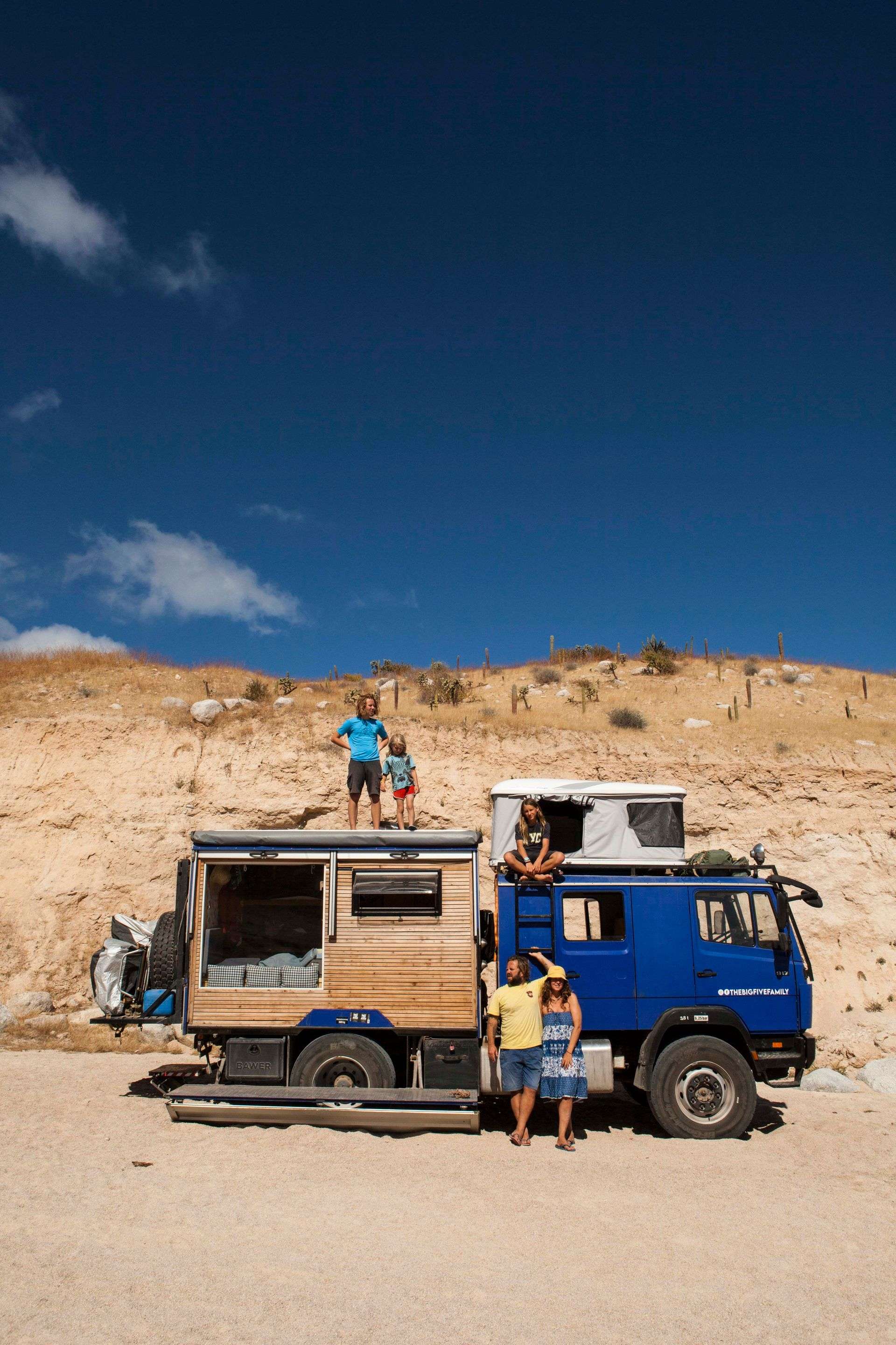 „Powiedziała, że wyruszają kamperem w podróż dookoła świata, w pogoni za słońcem”. Rozmawiamy z Agnieszką Kokowską, reżyserką filmu  „W stronę słońca”
