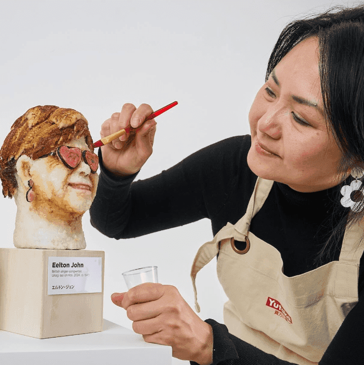 Elton John i Ed Sheeran z sushi. Oryginalny pomysł brytyjskiej artystki