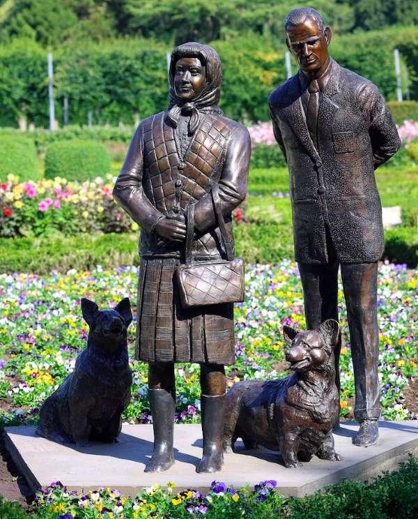 Nowy pomnik Elżbiety II. „Wygląda jak kulturysta przebrany za starszą osobę"