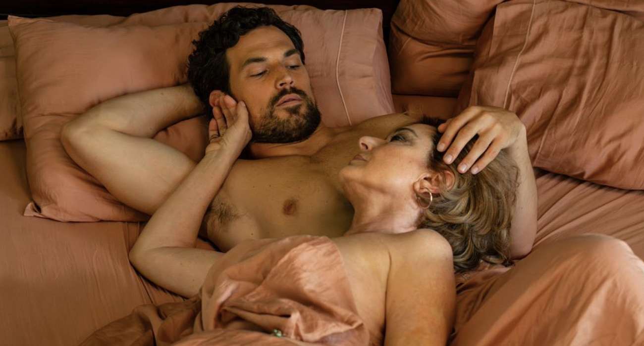 Starsza kobieta i młodszy mężczyzna. Ten pikantny erotyk to nowy hit Netflixa