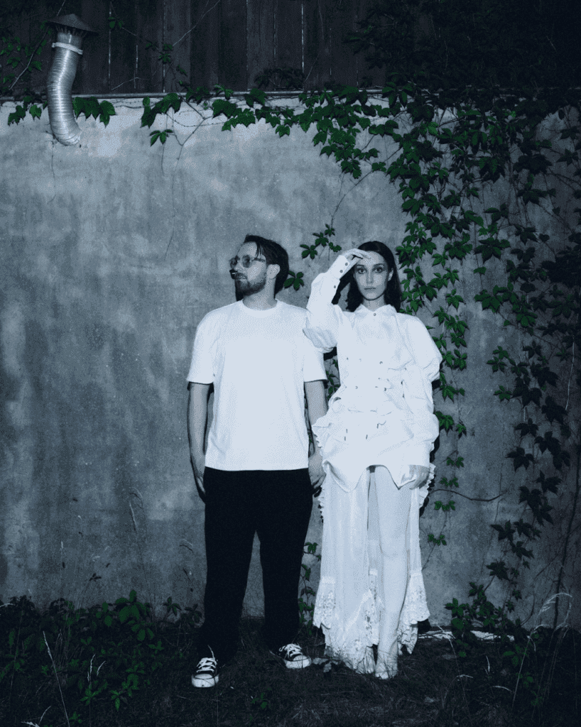 Ania Leon i Arek Kopera wydali mroczny krążek „Czas się bać!”. Inspo? Kino grozy!