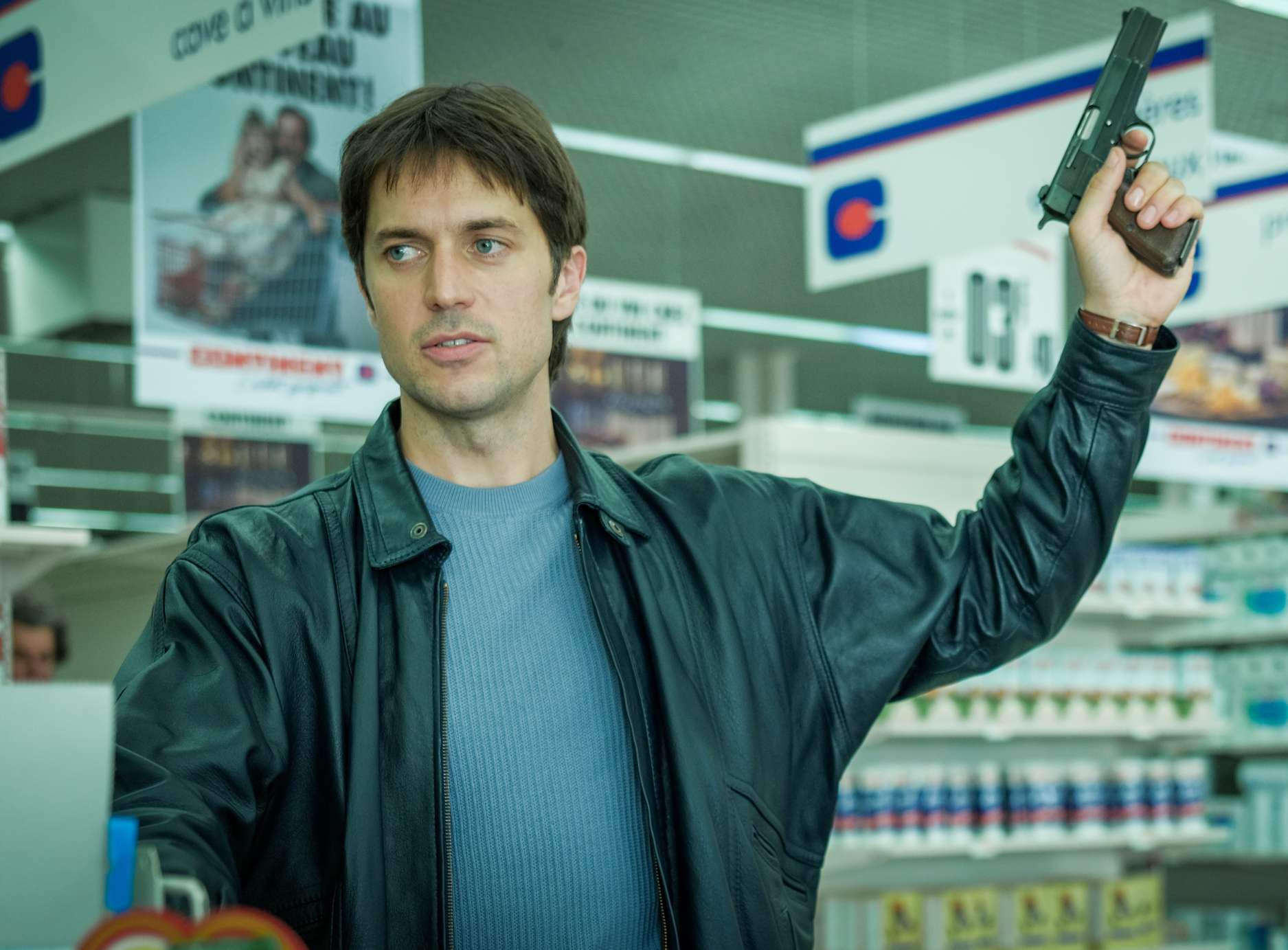 Lucas Bravo w roli legendarnego złodzieja. „We Francji bunt jest jak religia” [WYWIAD]