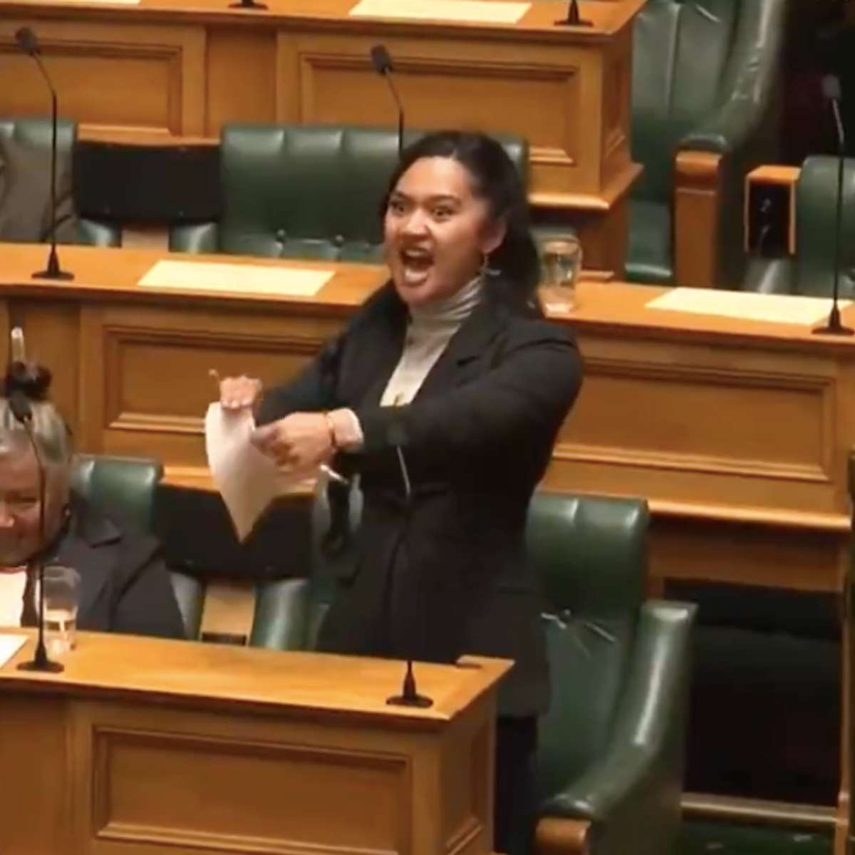 Taniec rytualny w parlamencie. Wszyscy mówią o nietypowym proteście [WIDEO]